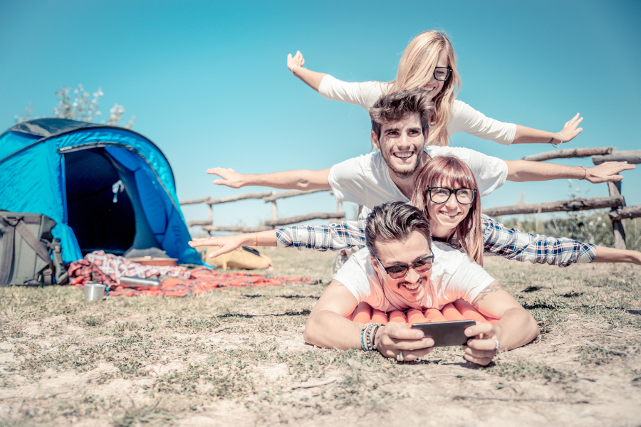 famille dans une tente en camping corse en Calvi